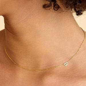 Seitlich Initial Halskette: Minimalistischer personalisierter Buchstabe Schmuck