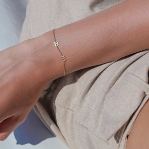 Pulseira de letras extra pequenas, pulseira de letras laterais, pulseira de mãe, pulseira de letras personalizadas, presente de Natal