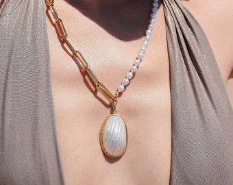 Collier design en perles naturelles, collier pendentif en nacre, mini collier de perles baroques ras du cou, bijoux de mariée
