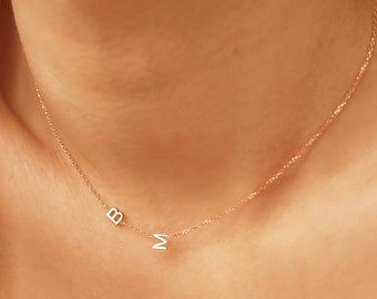 Collier initial, collier initial extra minuscule, collier initial latéral, collier de déclaration élégant, cadeau de la Saint-Valentin, cadeau pour elle