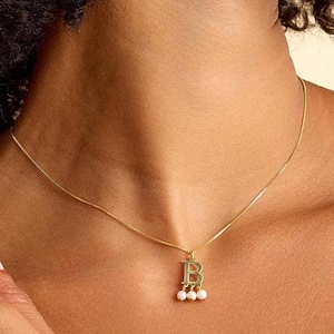 Collar delicado con inicial, collar de perlas, collar con inicial, collar minimalista, collar de perlas, regalo de San Valentín