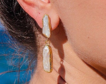 Orecchini di perle delicate, orecchini di perle barocche bianche naturali, orecchini di pietre portafortuna di giugno dorate, regalo di nozze, regalo per lei