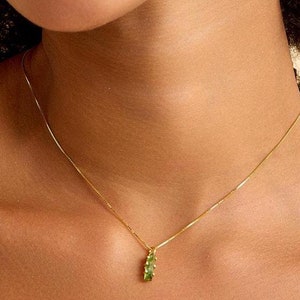 Groene toermalijn ketting, minimalistische ketting, groene toermalijn hanger, ruwe echte toermalijn, elegante ketting, kerstcadeau voor haar