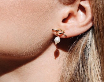 Boucles d'oreilles Knot Pearl Drop, Boucles d'oreilles pendantes minimalistes celtiques faites à la main, Cadeaux d'anniversaire