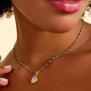 Elegante collar con piedra natal, oro con cuentas de esmeralda verde, collar con colgante de piedra lunar, collar con cuentas de piedras preciosas, regalo para ella, regalos de Navidad