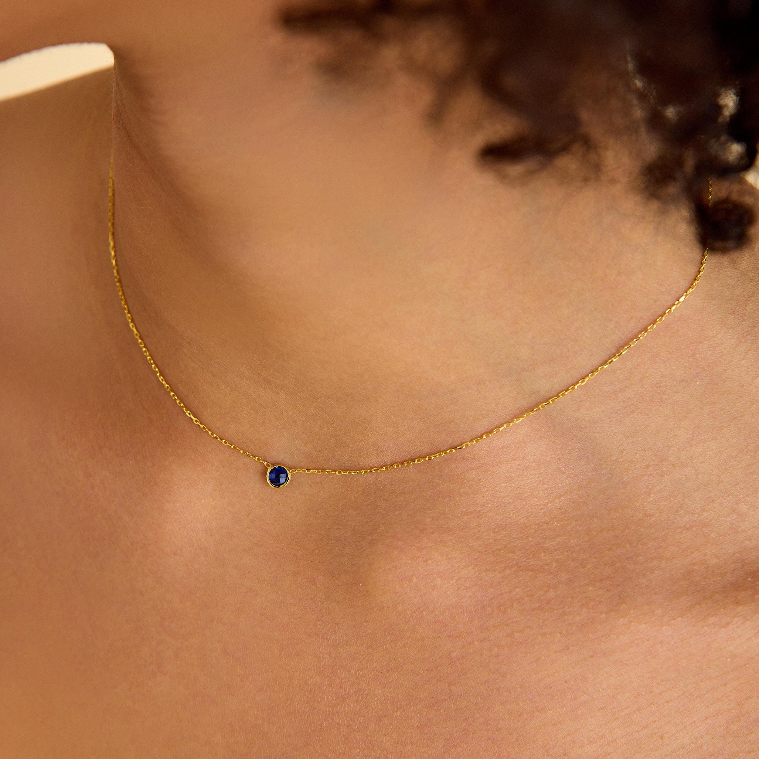 繊細なスターリングシルバーの誕生石ネックレス：パーソナライズされた 