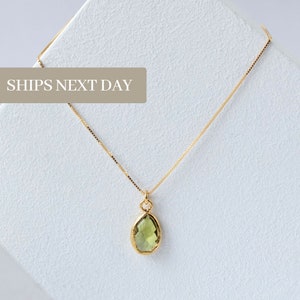 Naszyjnik z peridotem, naszyjnik z kamieniem szlachetnym sierpnia, naszyjnik z łezką z peridotu, eleganckie naszyjniki, prezent świąteczny