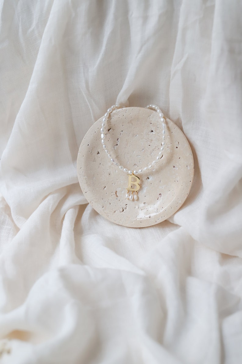Collana iniziale con perle, collana di Anna Bolena, gioielli medievali Tudor, rievocazione storica, regali di Natale immagine 4