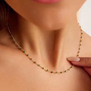 Grüner Rohsmaragd-Perlen-Edelstein-Halsband Gold, handgefertigte Perlenkette, Geburtsstein-Halskette, zarte elegante mehrschichtige Halskette, Geschenk für Mama Bild 4