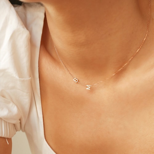 Collier initial, collier initial très petit, collier initial sur le côté, collier élégant, cadeau de la Saint-Valentin, cadeau de Noël