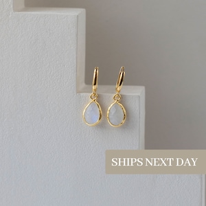 Boucles d'oreilles en pierre de lune, Bijoux minimalistes, Boucles d'oreilles en pierres précieuses, Petites boucles d'oreilles, Bijoux avec pierre de naissance, Cadeau pour elle, Par bijoux art et artisanat