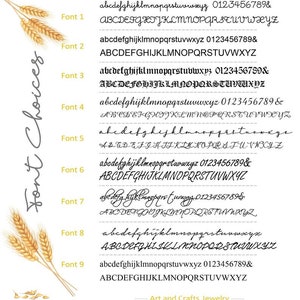 Pu&ograve; includere: Nove diversi stili di font sono mostrati in testo nero su sfondo bianco. I font includono lettere minuscole e maiuscole, numeri e il simbolo ampersand. Il testo in fondo all'immagine recita "Art and Crafts Jewelry".