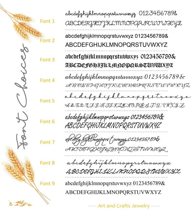 Pu&ograve; includere: Nove diversi stili di font sono mostrati in testo nero su sfondo bianco. I font includono lettere minuscole e maiuscole, numeri e il simbolo ampersand. Il testo in fondo all'immagine recita "Art and Crafts Jewelry".