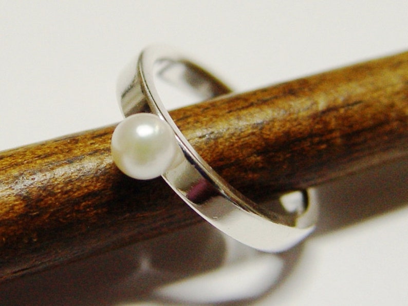 Ring in silver with pearl image 2