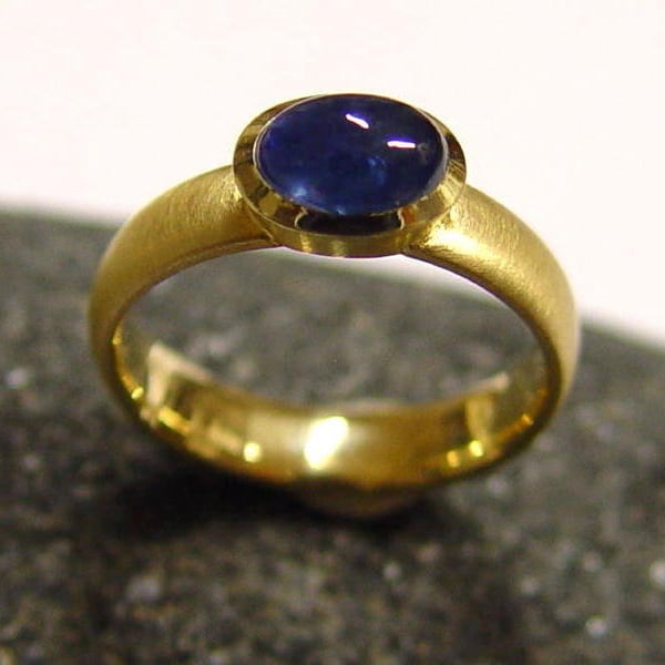 Goldring mit Saphir  Handgeschmiedet