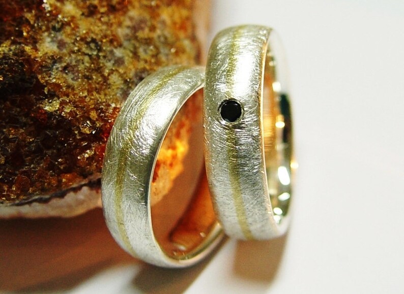 Eheringe in Silber und Gold mit schwarzem Diamant Bild 4