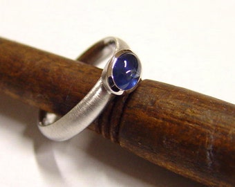 Bague en or blanc 585 avec saphir bleu