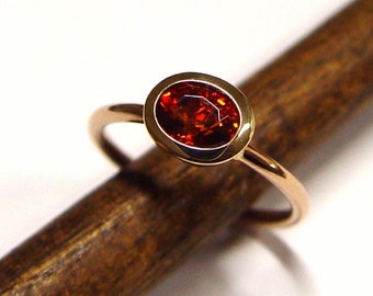 Ring in gold with mandarin garnet