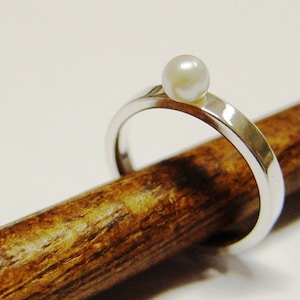 Ring in silver with pearl image 1