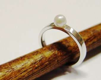 Ring in silver with pearl