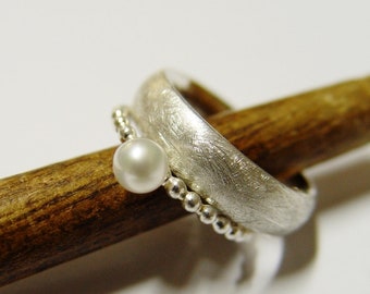 Wedding ring with pearl bead ring