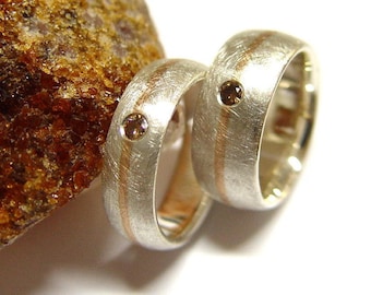 Wedding rings in silver and gold with brilliant