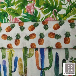 Könnte beinhalten: Drei verschiedene Stoffmuster mit tropischen Mustern. Das obere Muster zeigt rosa Flamingos und grüne Monstera-Blätter auf weißem Hintergrund. Das mittlere Muster zeigt gelbe Ananas auf weißem Hintergrund. Das untere Muster zeigt bunte Kakteen auf weißem Hintergrund.