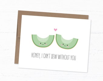 Puede incluir: Una tarjeta blanca con un sobre marrón. La tarjeta tiene una linda ilustración de dos melones verdes con caras y un corazón rosa entre ellos. El texto en la tarjeta dice "Honey, I can't dew without you."