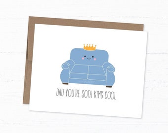Puede incluir: Una tarjeta de felicitación blanca con la ilustración de un sofá azul que lleva una corona amarilla, tiene mejillas rosadas y una cara sonriente. El texto debajo del sofá dice DAD YOU'RE SOFA KING COOL. La tarjeta está sobre un sobre marrón.