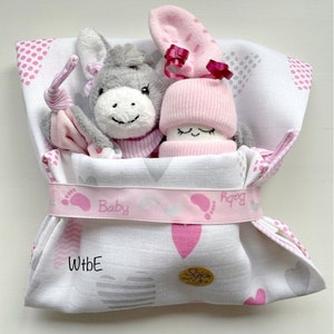 kleine Windeltorte , Windelbaby & Esel im Bettchen, Babygeschenk für Mädchen, auch mit Name personalisiert