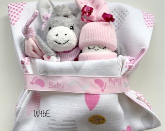 kleine Windeltorte , Windelbaby & Esel im Bettchen, Babygeschenk für Mädchen, auch mit Name personalisiert