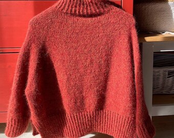 Lekki sweter z golfem w kolorze rdzy z alpaką