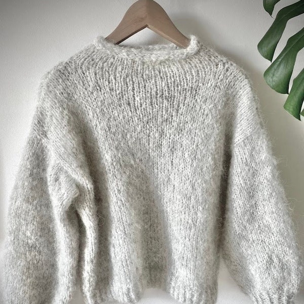 Szary sweter ze stójką z alpaką fait main ręcznie zrobiony na drutach
