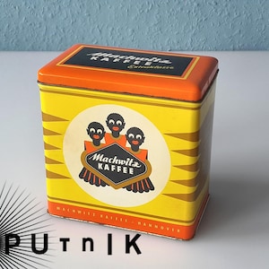 Può includere: Latta di caffè Machwitz vintage. La latta rettangolare presenta uno sfondo giallo con un emblema centrale e le parole "Machwitz Kaffee". La parte superiore e il bordo sono arancioni. Un'etichetta rettangolare nera sulla parte superiore ha testo bianco.
