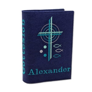 Könnte beinhalten: Ein blauer Filzbuchumschlag mit einem türkisfarbenen Kreuzdesign und dem Namen "Alexander" auf der Vorderseite gestickt.