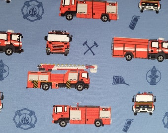 Puede incluir: Una tela azul con un patrón repetido de camiones de bomberos rojos, bocas de incendios y hachas. Los camiones de bomberos tienen escaleras, mangueras y son de diferentes tamaños.