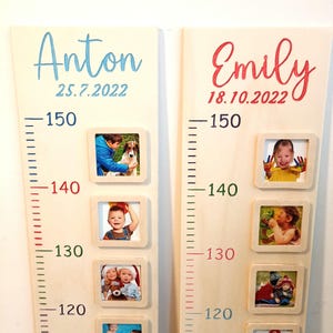 Op de afbeelding: Twee houten groeikaarten met een liniaal en fotolijstjes. De kaart links is voor Anton, geboren op 25.7.2022. De kaart rechts is voor Emily, geboren op 18.7.2022. Elke kaart heeft een reeks fotolijstjes met foto's van kinderen op verschillende leeftijden.