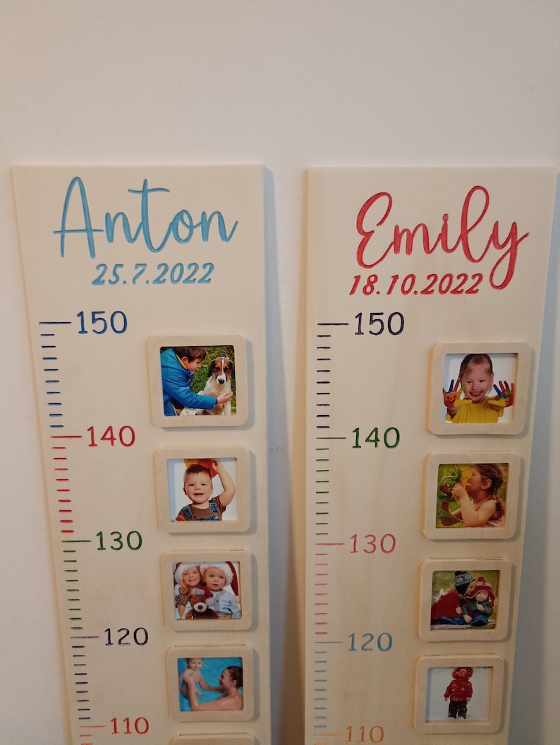 Pode incluir: Dois gr&aacute;ficos de crescimento de madeira com uma r&eacute;gua e molduras para fotos. O gr&aacute;fico &agrave; esquerda &eacute; para Anton, nascido em 25.7.2022. O gr&aacute;fico &agrave; direita &eacute; para Emily, nascida em 18.10.2022. Cada gr&aacute;fico tem cinco molduras para fotos com fotos de crian&ccedil;as.