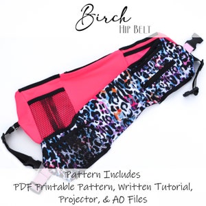 Op de afbeelding: Een roze en zwarte heupgordel met een luipaardprint. De riem heeft meerdere zakken en een mesh-zak. De tekst "Birch Hip Belt" is zichtbaar op de afbeelding. De tekst "Pattern Includes PDF Printable Pattern, Written Tutorial, Projector, & AO Files" is ook zichtbaar op de afbeelding.
