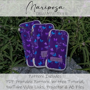 Könnte beinhalten: Drei lila Aufbewahrungstaschen mit einem Schmetterlings- und Blumenmuster. Die Taschen haben einen Reißverschluss und eine weiße Einfassung. Der Text "Mariposa ORGANIZING POUCH" steht oben. Der Text "Pattern Includes" und weitere Details stehen unten.