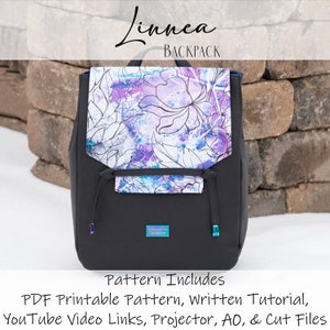 Puede incluir: Una mochila negra con una solapa con estampado floral. La mochila tiene un pequeño bolsillo en la parte delantera y un cierre de cordón. El texto "Linnea BACKPACK" está en la parte superior de la imagen. El texto "Pattern Includes PDF Printable Pattern, Written Tutorial, YouTube Video Links, Projector, AD, & Cut Files" está en la parte inferior de la imagen.