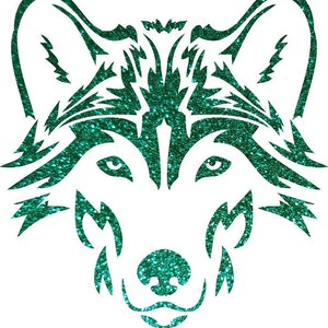 Può includere: Una silhouette di testa di lupo in glitter turchese con un design dettagliato. Gli occhi del lupo sono aperti e la bocca è chiusa.