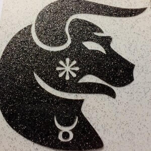 Peut inclure: Silhouette de taureau noire en paillettes avec une étoile blanche et le symbole du zodiaque Taureau.
