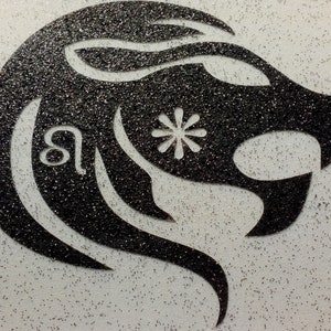 Peut inclure: Signe du zodiaque Lion noir et blanc en paillettes avec une étoile au centre.