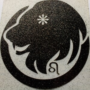 Peut inclure: Signe du zodiaque Lion en paillettes noir et blanc. Le signe est une tête de lion avec une étoile au centre.