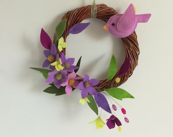 Pequeña corona de flores de fieltro Decoración única de primavera Corona de fieltro hecha a mano Corona morada Corona floral Decoración de fieltro de primavera y verano