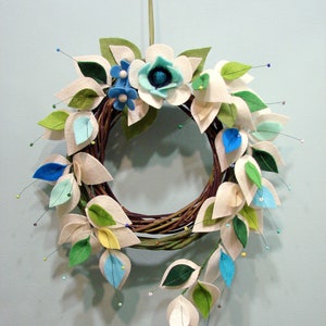 Guirnalda de hojas Corona de fieltro única Corona para puerta de entrada Decoración elegante para el hogar Para todas las estaciones Corona moderna Hecho a mano Flores de fieltro Blanco Verde Azul