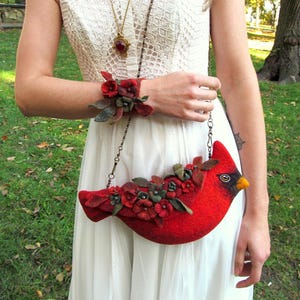Bolso de pájaro cardenal hecho a mano de lana de fieltro Monedero rojo Elegantes bolsos de animales de fieltro Puño de flores Bolsos de fieltro rojo Cartera exclusiva Bolso de pájaro de diseñador