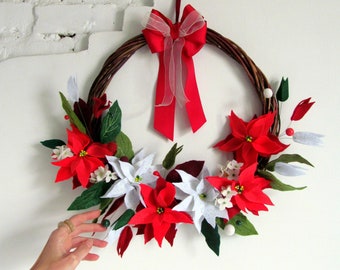 Christmas wreath Classic holiday decor Handmade felt wreath Winter home decor Felt floral wreath Red White felt Poinsettia Door Wall wreath