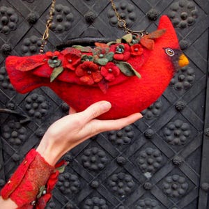 Bolso rojo Cardenal Monedero de lana de fieltro Bolso de pájaro hecho a mano Bolsos de fieltro rojos elegantes Puño de flores Bolsos de fieltro rojos Cartera exclusiva Bolso de pájaro de diseñador
